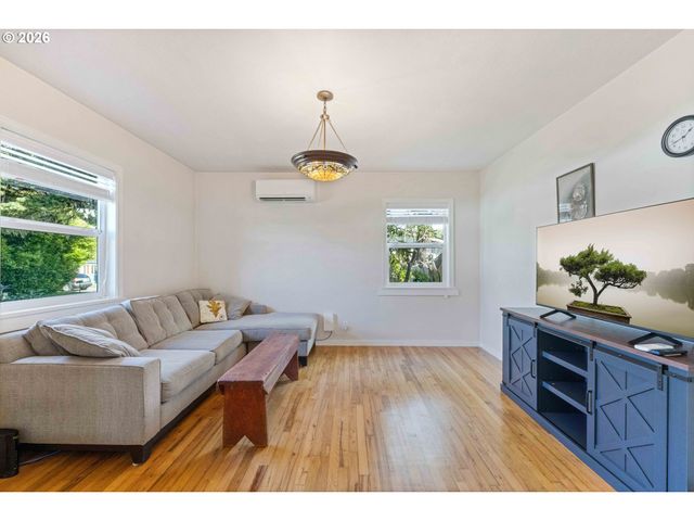 685 10TH St Sw, Bandon, OR 97411