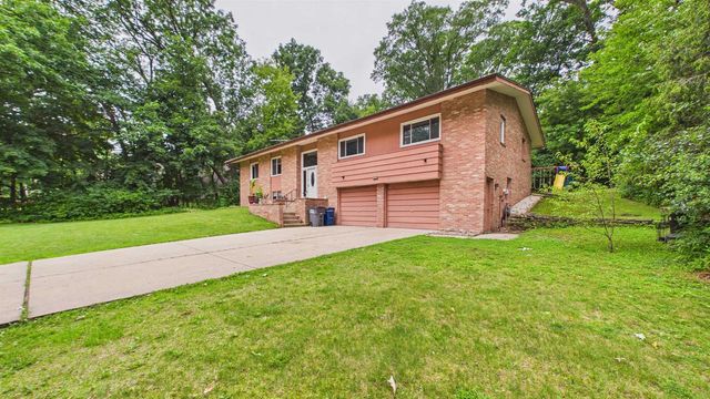 2450 BRENNER PLACE, Green Bay, WI 54301