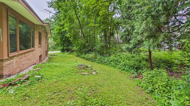 2450 BRENNER PLACE, Green Bay, WI 54301