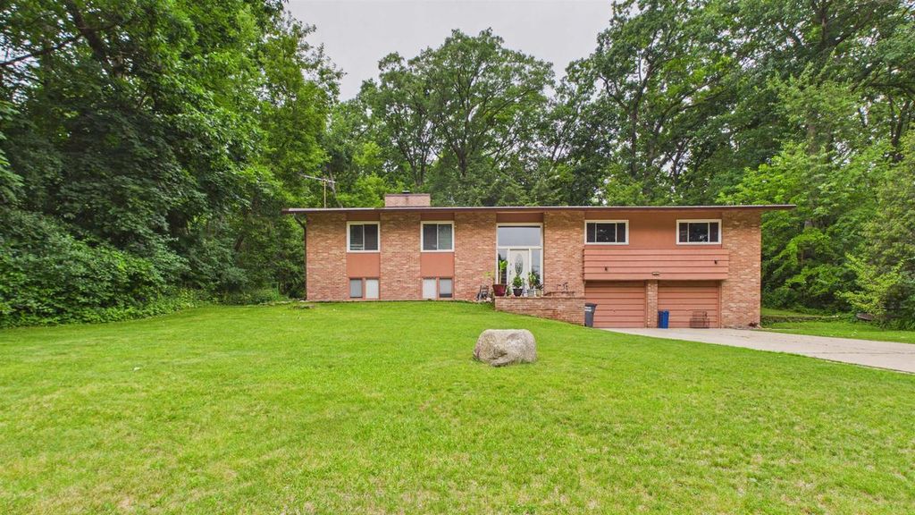 2450 BRENNER PLACE, Green Bay, WI 54301
