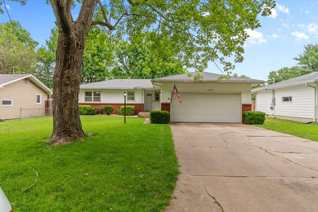 1541 East Crestview Street, Springfield, MO 65804