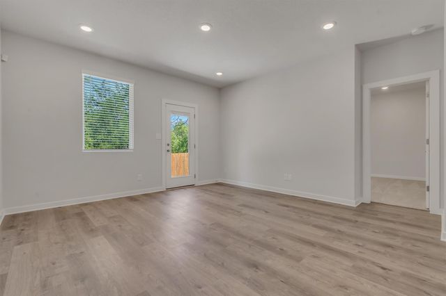 212 Bendecido LOOP, Elgin, TX 78621