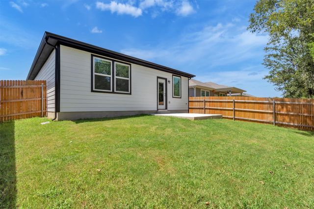 212 Bendecido LOOP, Elgin, TX 78621