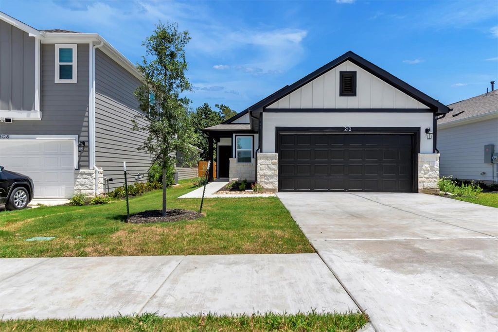 212 Bendecido LOOP, Elgin, TX 78621