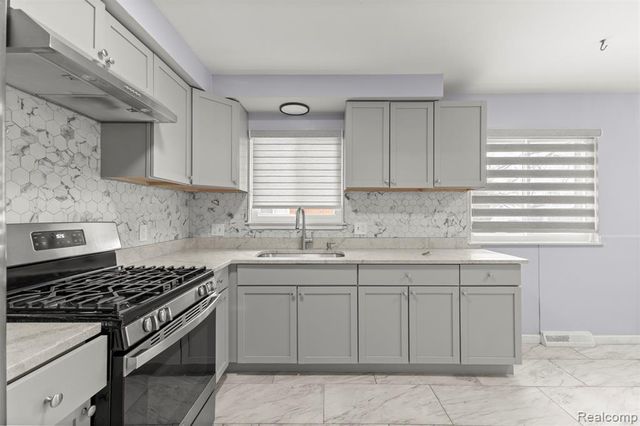 6446 Centralia Street, Dearborn Heights, MI 48127