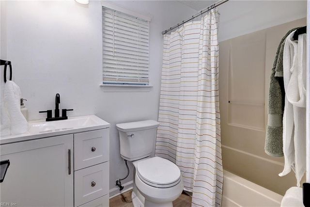 6821 Michael LN, Hayes, VA 23072
