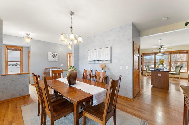 909 New Century Boulevard S, Maplewood, MN 55119