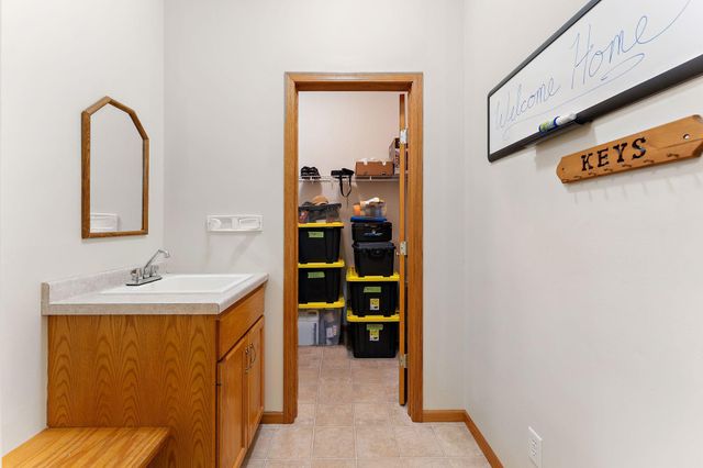 909 New Century Boulevard S, Maplewood, MN 55119