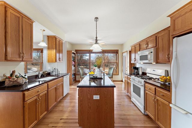 909 New Century Boulevard S, Maplewood, MN 55119