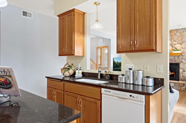 909 New Century Boulevard S, Maplewood, MN 55119