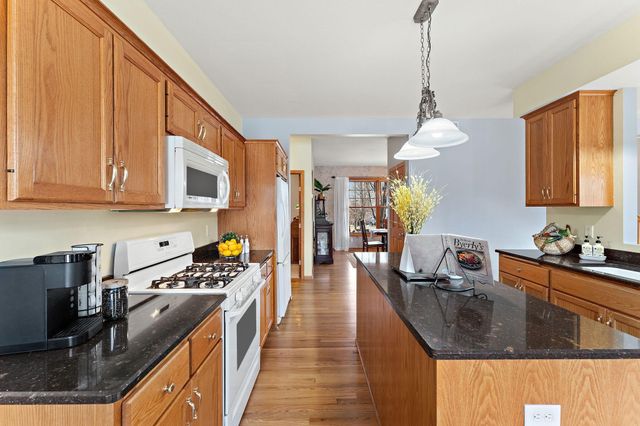 909 New Century Boulevard S, Maplewood, MN 55119