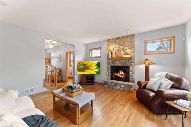 909 New Century Boulevard S, Maplewood, MN 55119