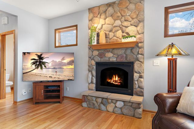 909 New Century Boulevard S, Maplewood, MN 55119