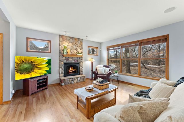 909 New Century Boulevard S, Maplewood, MN 55119