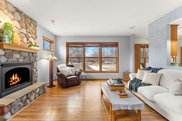 909 New Century Boulevard S, Maplewood, MN 55119