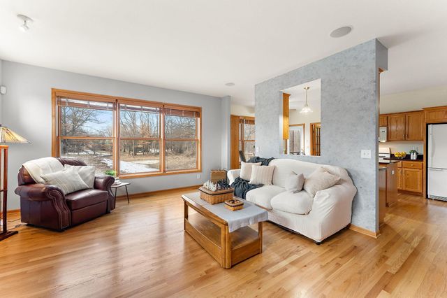 909 New Century Boulevard S, Maplewood, MN 55119