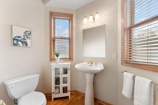 909 New Century Boulevard S, Maplewood, MN 55119