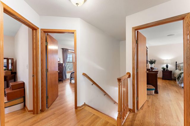 909 New Century Boulevard S, Maplewood, MN 55119