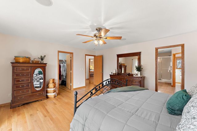 909 New Century Boulevard S, Maplewood, MN 55119