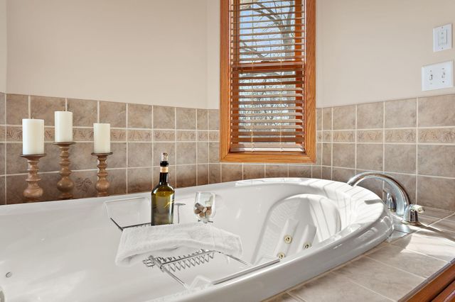 909 New Century Boulevard S, Maplewood, MN 55119