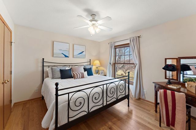 909 New Century Boulevard S, Maplewood, MN 55119