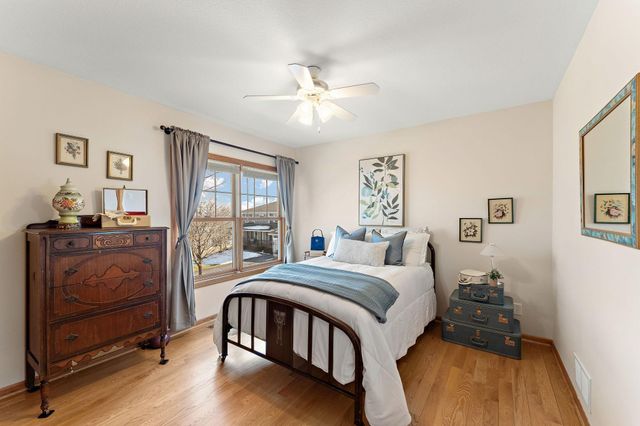 909 New Century Boulevard S, Maplewood, MN 55119