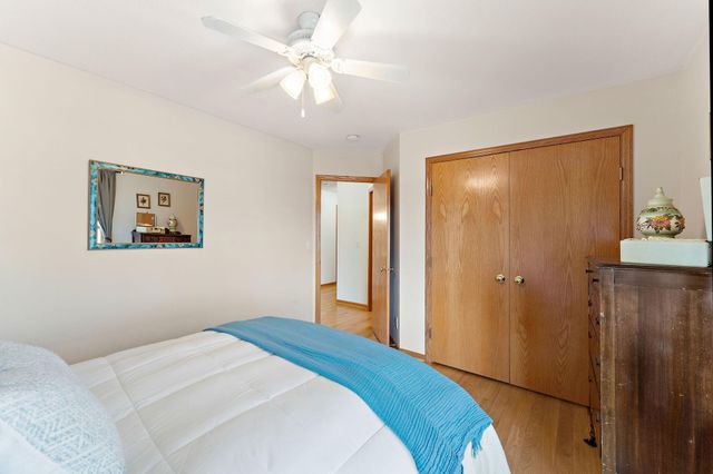 909 New Century Boulevard S, Maplewood, MN 55119