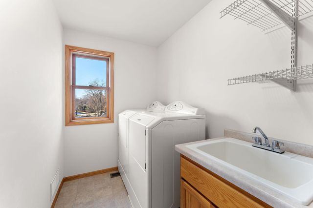 909 New Century Boulevard S, Maplewood, MN 55119