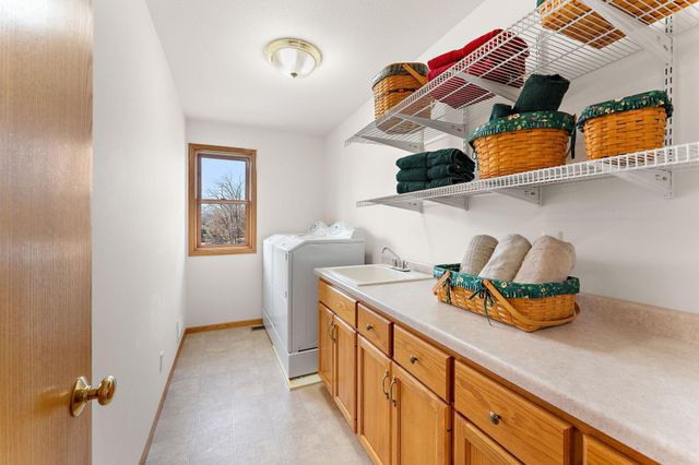 909 New Century Boulevard S, Maplewood, MN 55119