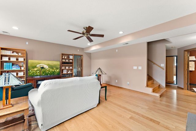 909 New Century Boulevard S, Maplewood, MN 55119