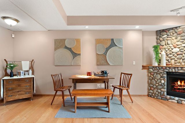 909 New Century Boulevard S, Maplewood, MN 55119