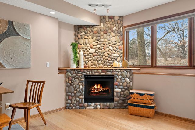 909 New Century Boulevard S, Maplewood, MN 55119