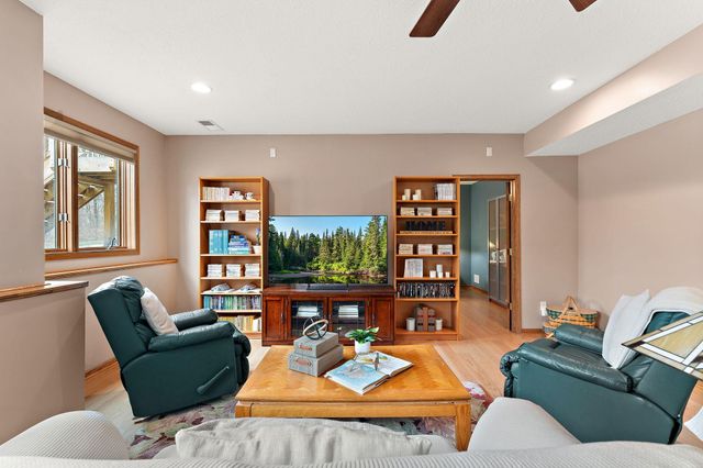 909 New Century Boulevard S, Maplewood, MN 55119