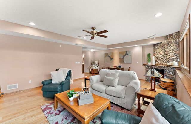 909 New Century Boulevard S, Maplewood, MN 55119