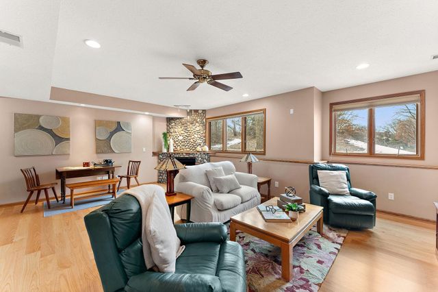 909 New Century Boulevard S, Maplewood, MN 55119