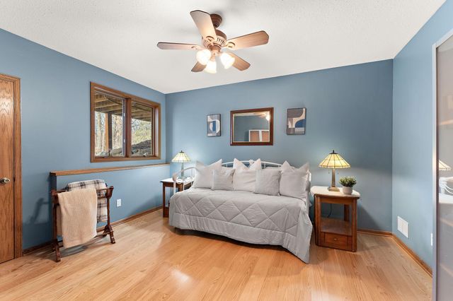 909 New Century Boulevard S, Maplewood, MN 55119