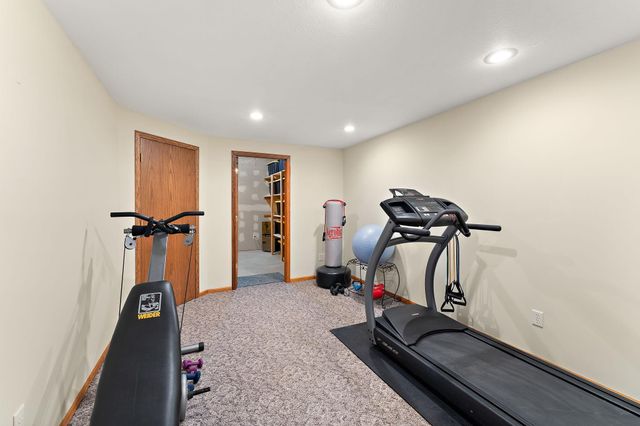 909 New Century Boulevard S, Maplewood, MN 55119