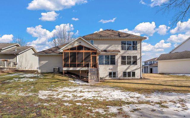 909 New Century Boulevard S, Maplewood, MN 55119