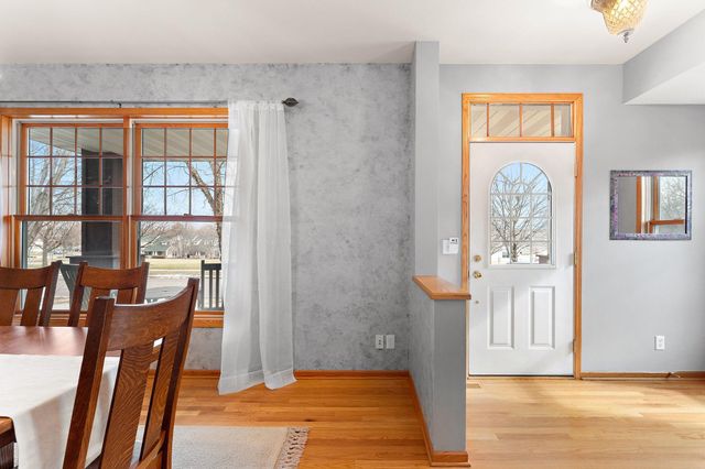 909 New Century Boulevard S, Maplewood, MN 55119