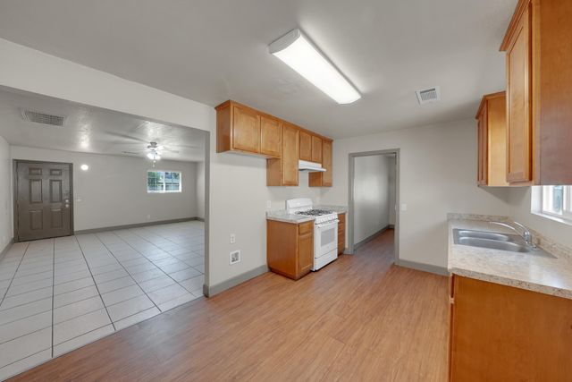 680 E Larry Street, Farmersville, CA 93223