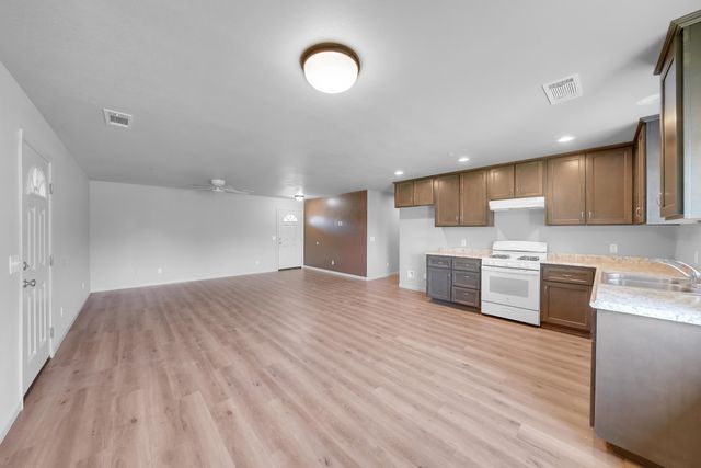 680 E Larry Street, Farmersville, CA 93223