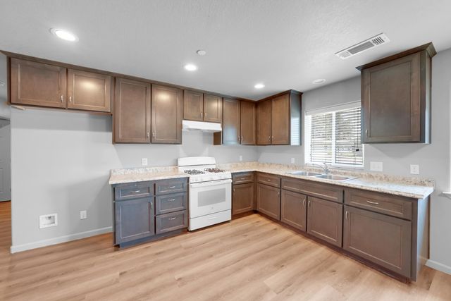 680 E Larry Street, Farmersville, CA 93223