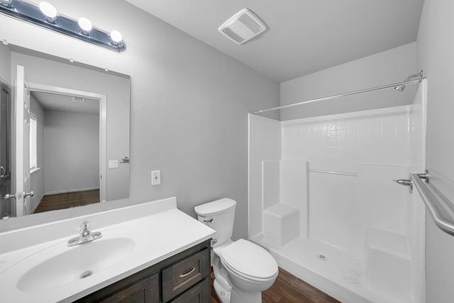 680 E Larry Street, Farmersville, CA 93223