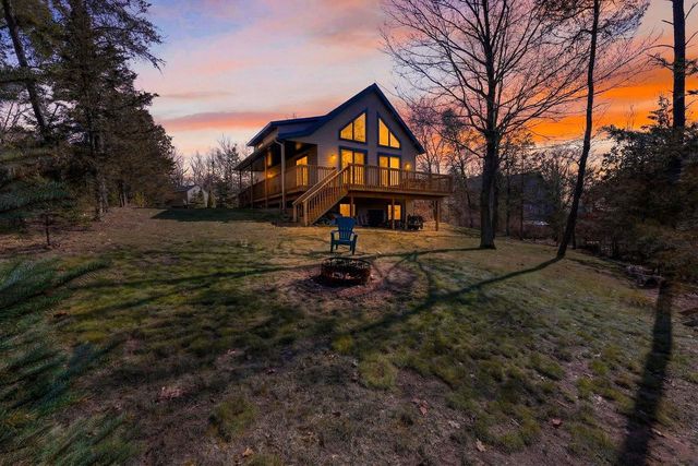 W8510 Lake Point Court, Oxford, WI 53952