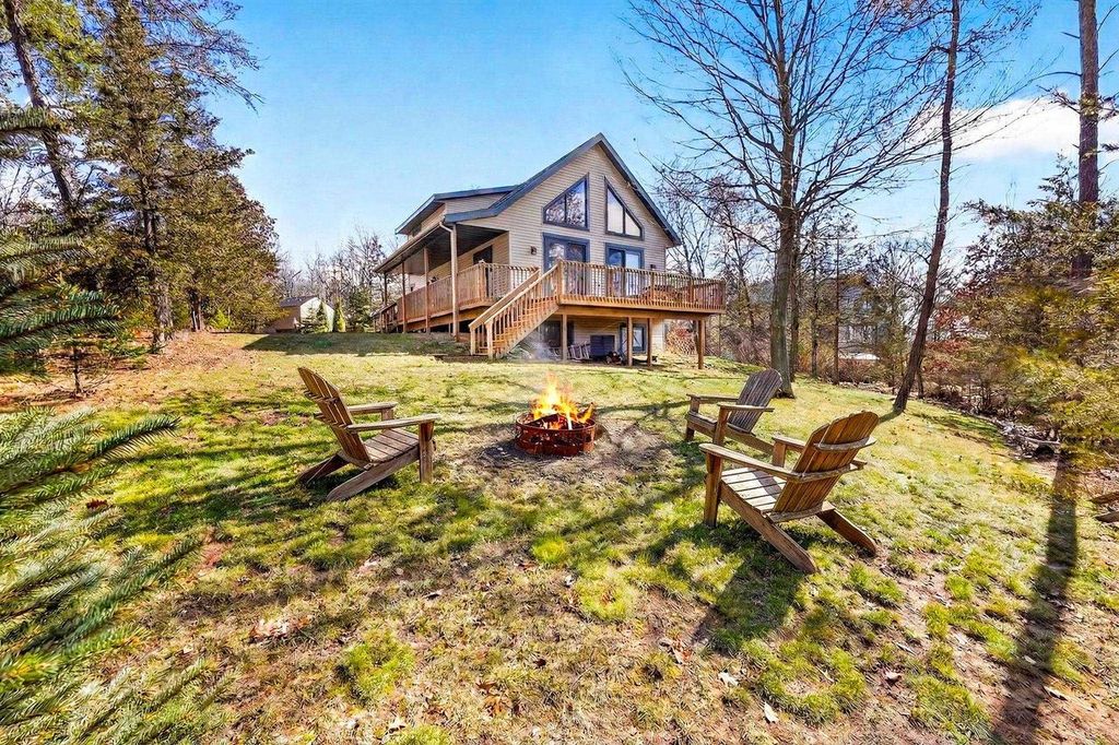 W8510 Lake Point Court, Oxford, WI 53952