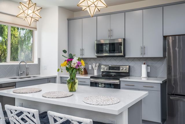 300 N GILA SPRINGS Boulevard 212, Chandler, AZ 85226