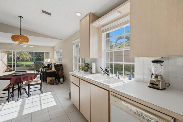 1301 NW Bentley Cir Apt B, Port St Lucie, FL 34986