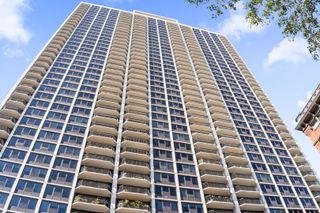 1560 N Sandburg Terrace 703J, Chicago, IL 60610