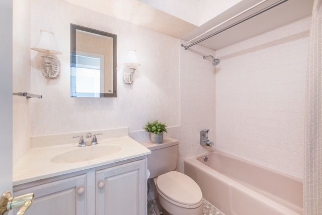 2400 WINDSOR MALL 2H, Park Ridge, IL 60068