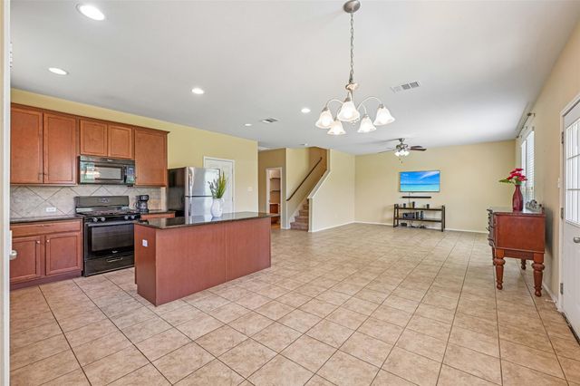 140 Lynn Crest BND, Buda, TX 78610